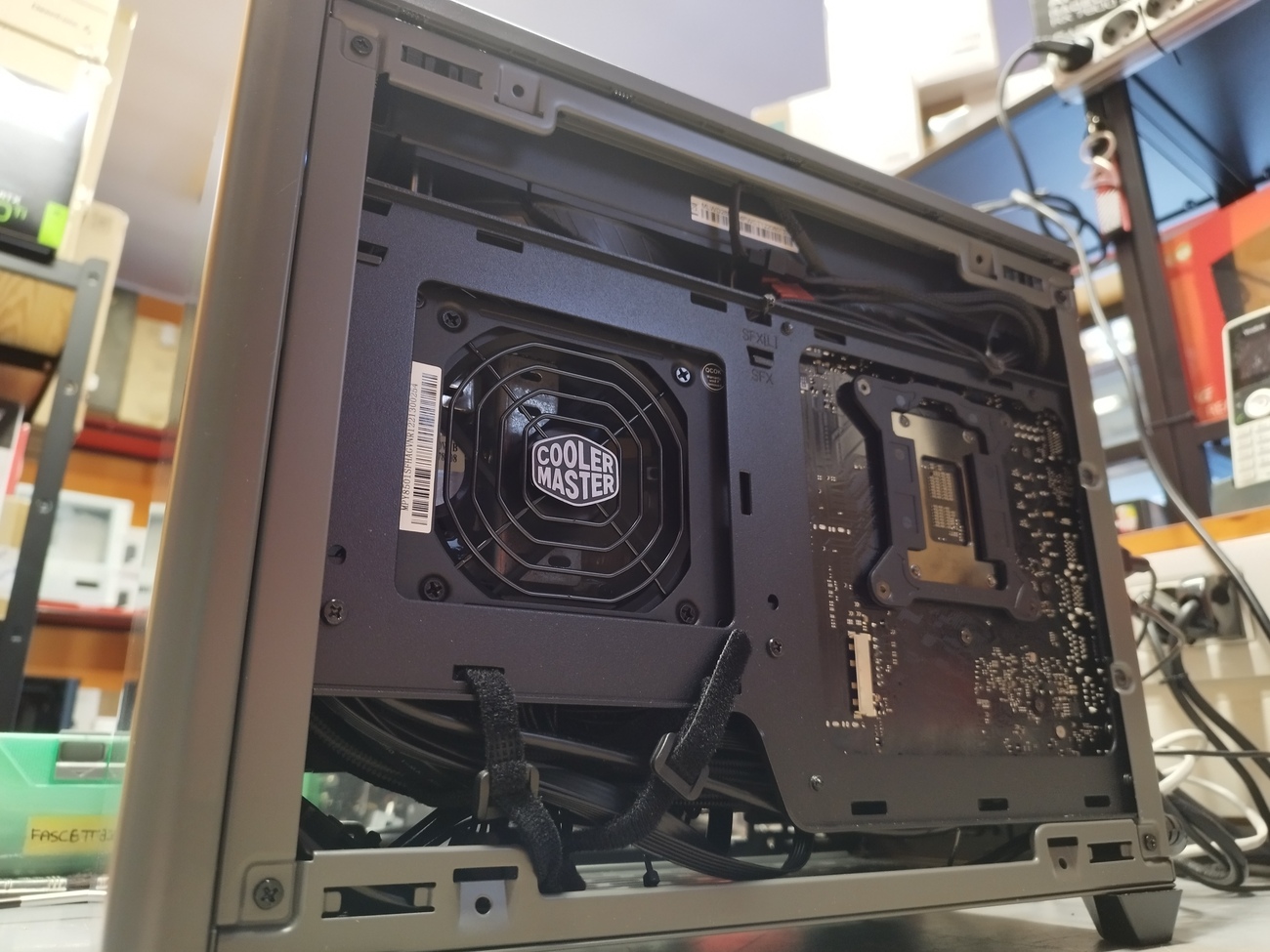 PCOKRIG "RDY-301" | CORE I5 13500 - 280MM LIQUID COOLING - Z790 ITX WIFI D5 - 16GB 5200 DDR5 - 2TB M2 NVME GEN.4 - RTX-4070 12GB - GPU DEDICATA NVIDIA - 80+GOLD SFX - W11 PRO